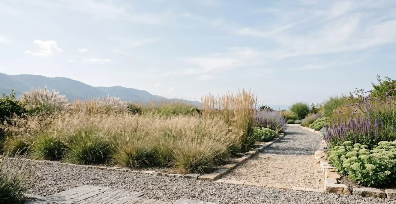 Jardin design contemporain de 120 m² avec graminées ornementales et zones minérales, nécessitant peu d'entretien, dans le paysage suisse