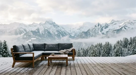 Salon de jardin haut de gamme sur terrasse enneigée avec vue sur les Alpes suisses