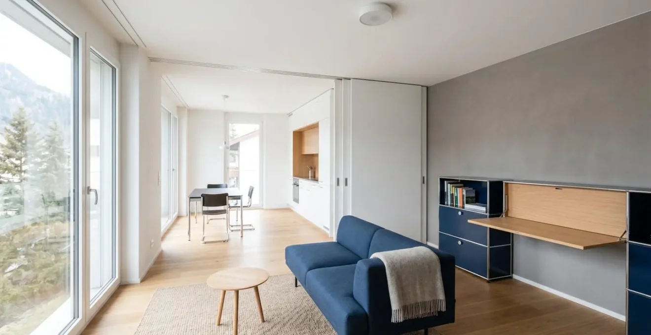 Appartement suisse contemporain avec aménagement intelligent maximisant l'espace et la lumière naturelle