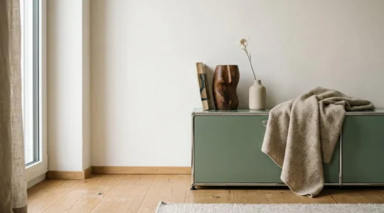 Composition minimaliste et chaleureuse d'un intérieur suisse personnalisé avec détails artisanaux et matériaux authentiques