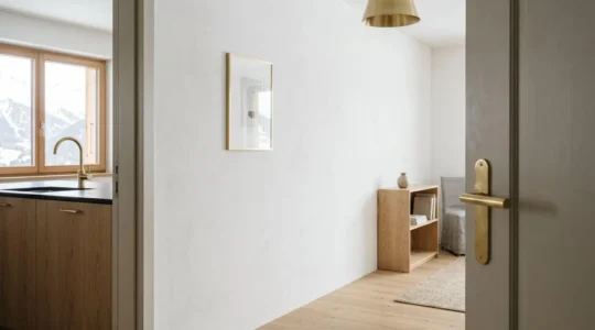 Détail d'accessoires en laiton brossé intégrés avec élégance dans un intérieur minimaliste aux tons neutres
